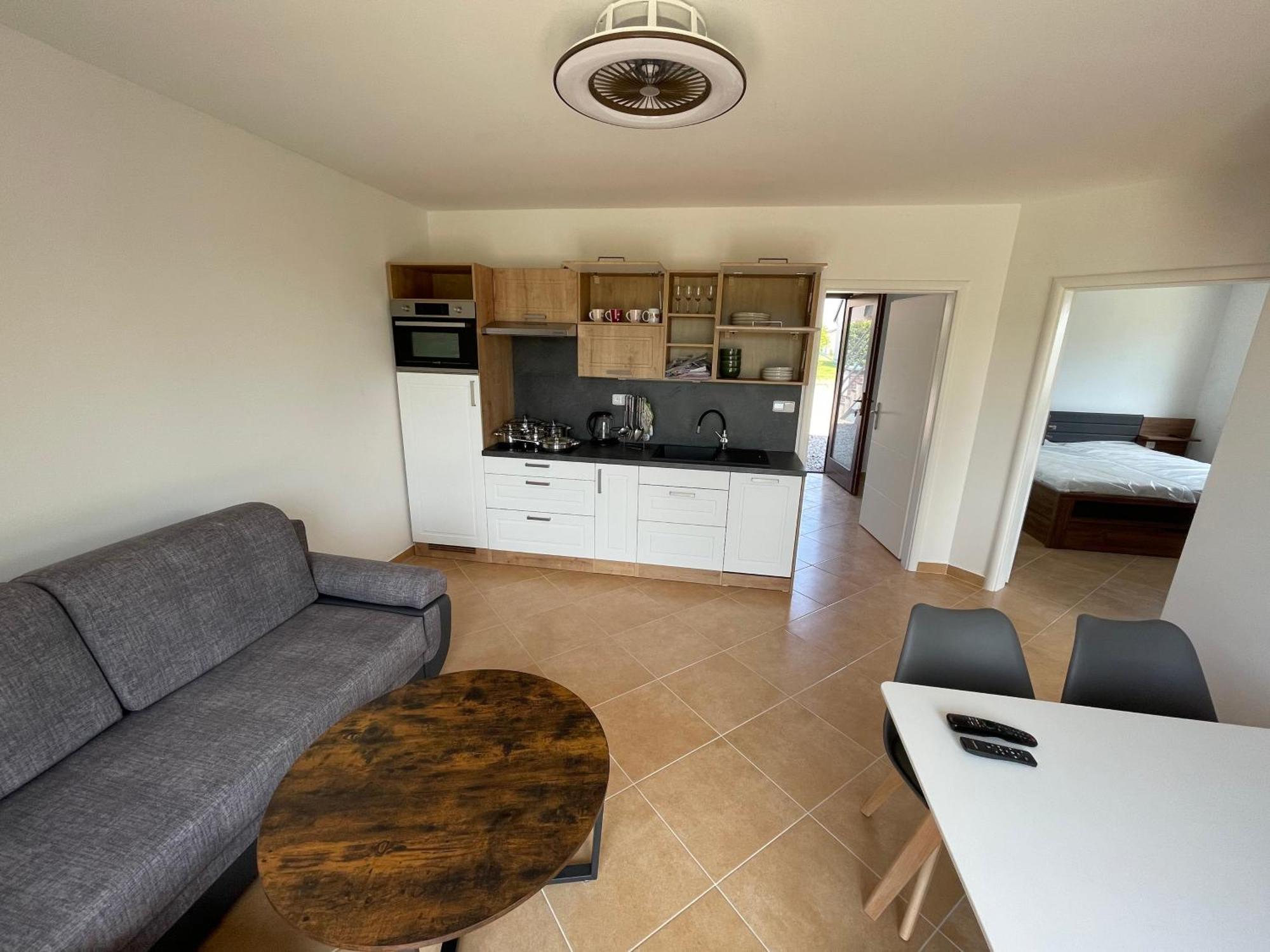 Lake View Apartments Near Golf Resort Kuneticka Hora, Dritec باردوبيتسه الغرفة الصورة