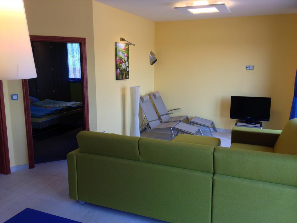 Lake View Apartments Near Golf Resort Kuneticka Hora, Dritec باردوبيتسه الغرفة الصورة