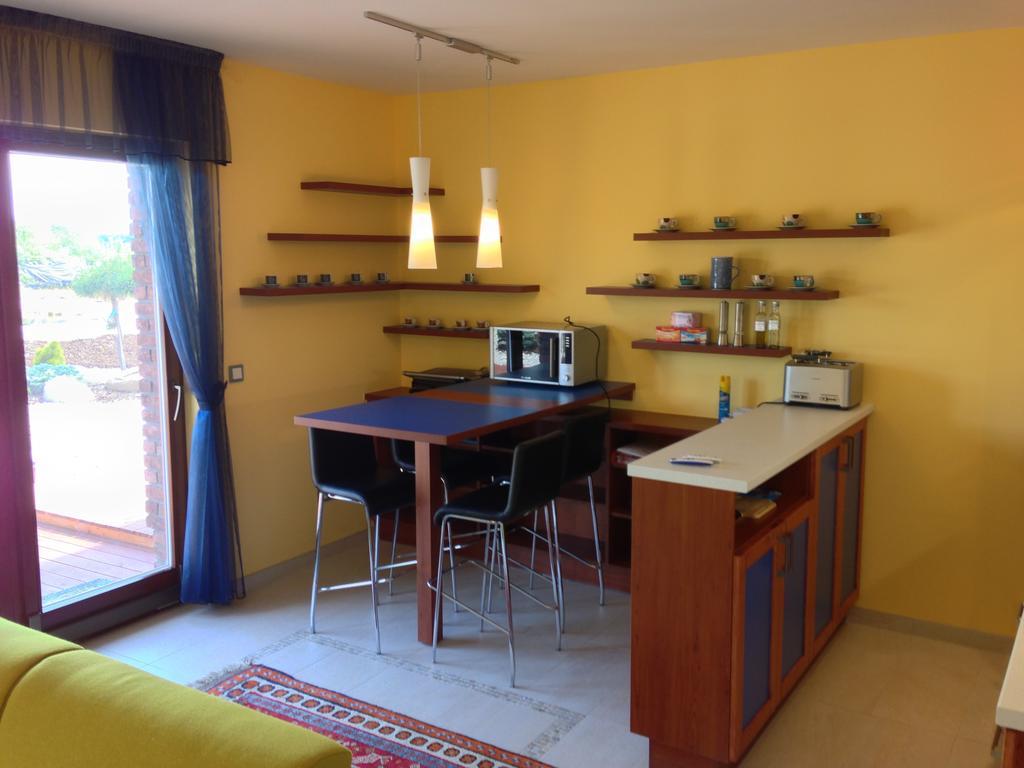 Lake View Apartments Near Golf Resort Kuneticka Hora, Dritec باردوبيتسه الغرفة الصورة