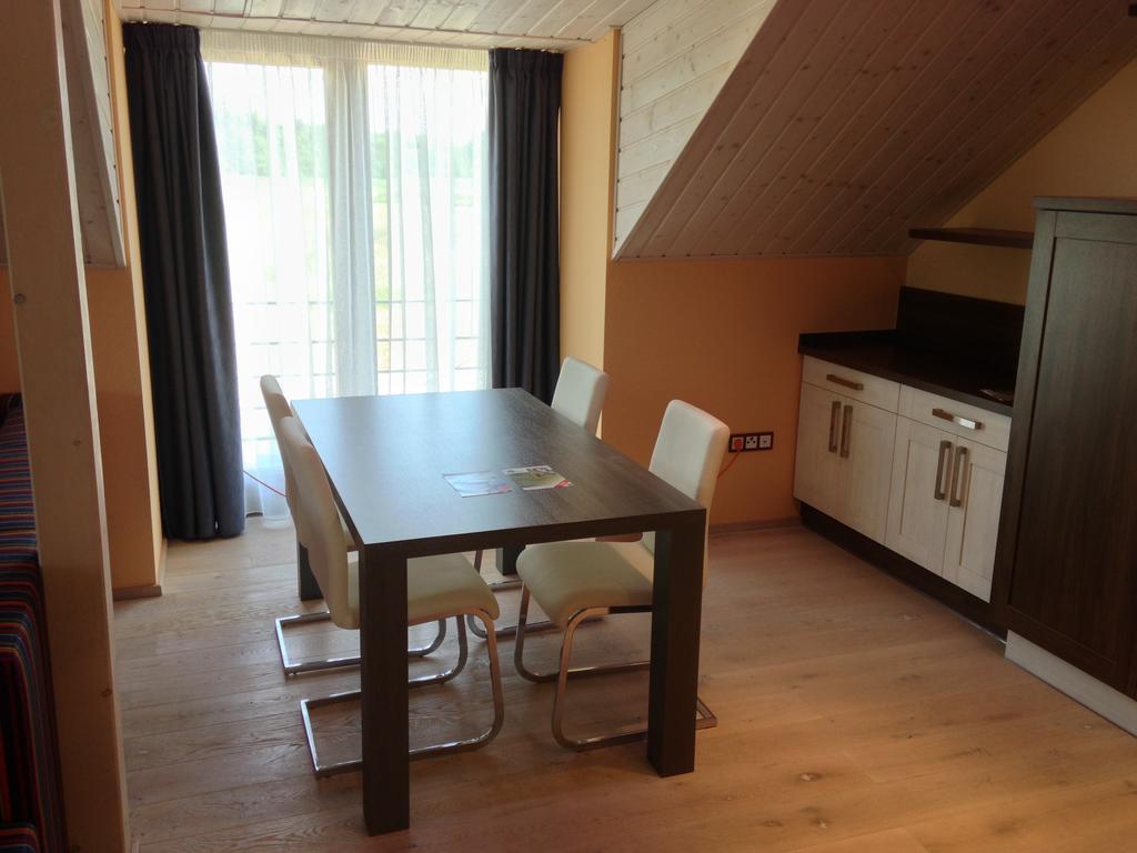Lake View Apartments Near Golf Resort Kuneticka Hora, Dritec باردوبيتسه الغرفة الصورة